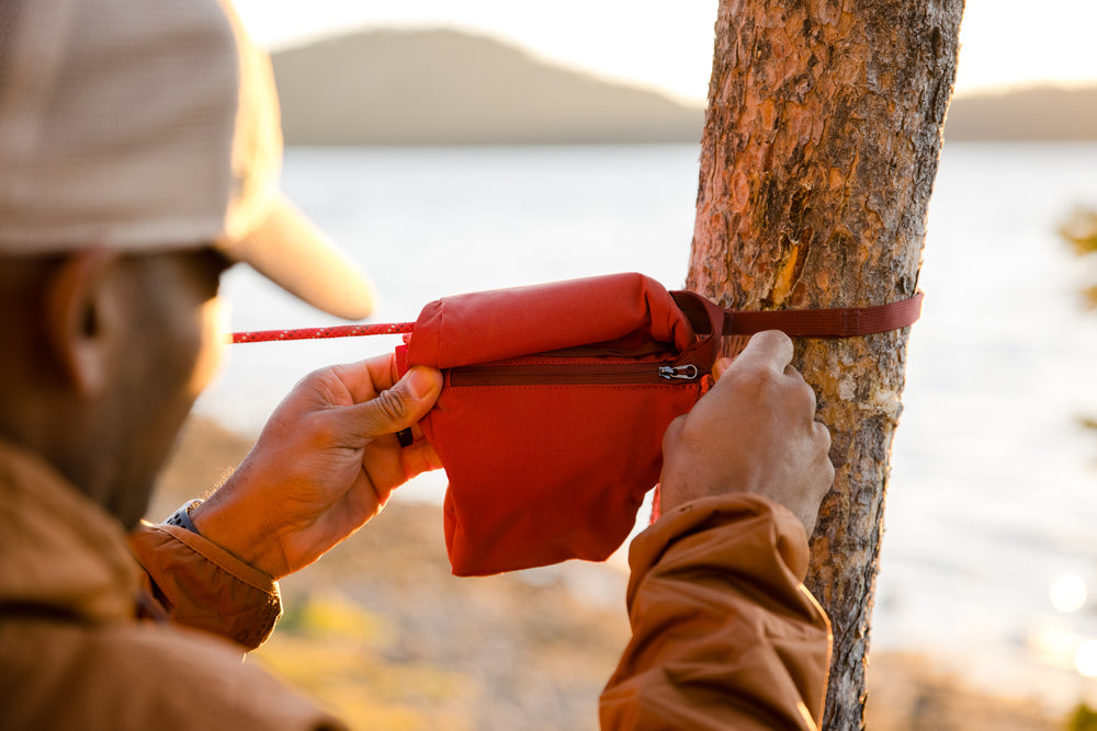 Šuo lauke su Ruffwear Knot-a-Hitch pririšimo sistema